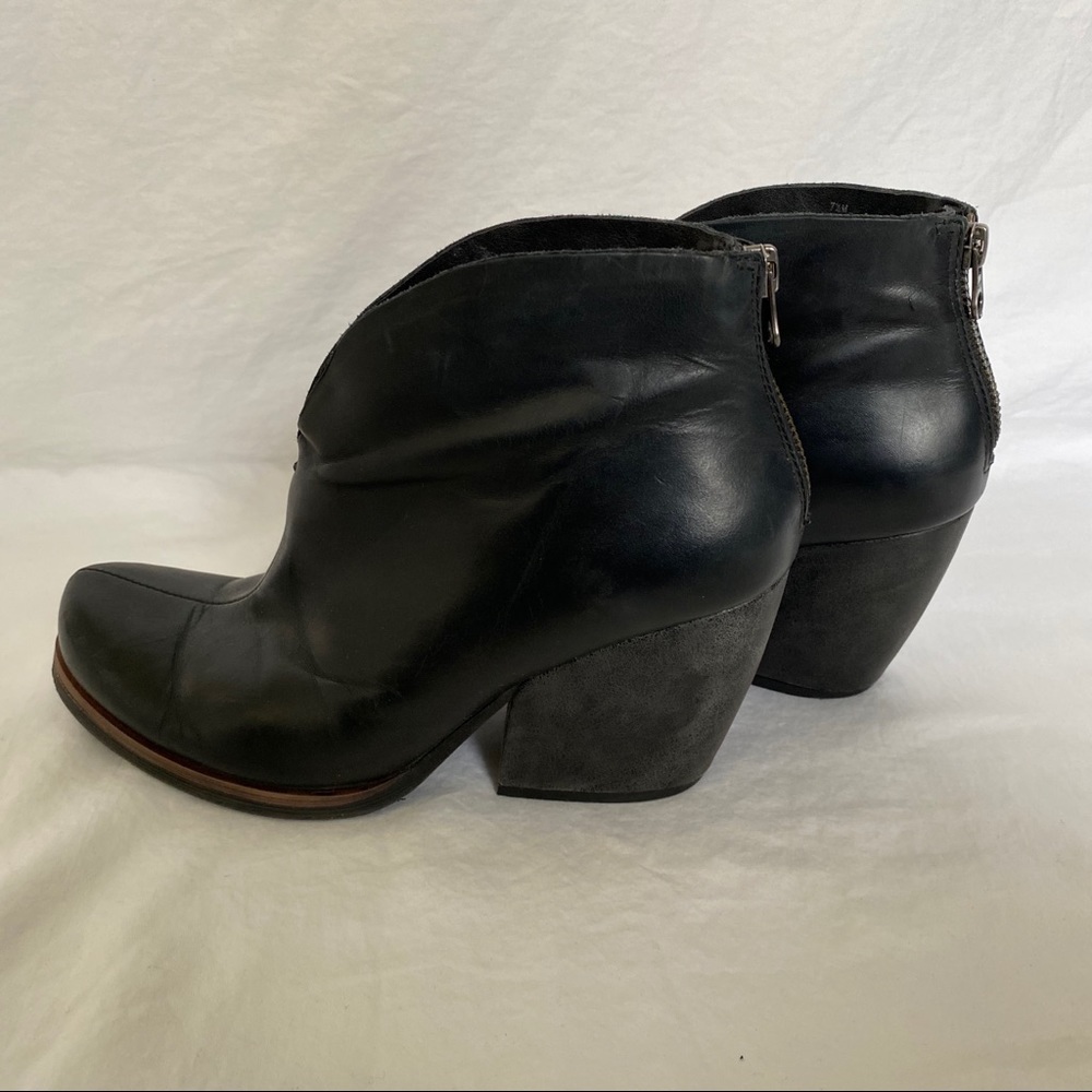 korks shamira round tie booties